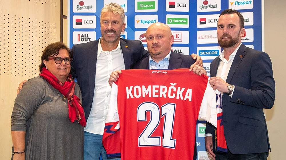 Jana Obermajerová, generální manažer národního týmu Petr Nedvěd, Marek Vosátko a hlavní trenér národního týmu Filip Pešán